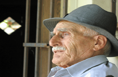 ज्येष्ठ नागरिक आणि दिव्यांग यांना घरपोच वस्तू द्या, मुख्यमंत्र्यांचे सर्व जिल्हाधिकाऱ्यांना निर्देश