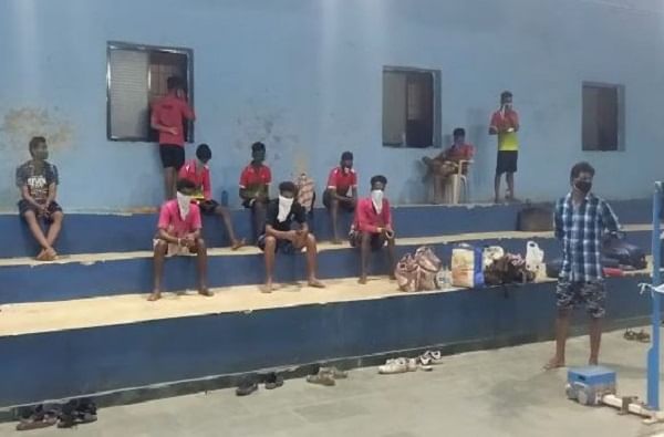 रेल्वे ट्रॅकवरुन पायपीट, चालून थकल्यावर तिथेच मुक्काम, चूल मांडून स्वयंपाक, मुंबई ते कोकण चाकरमान्यांची पायपीट रेल्वे ट्रॅकवरुन पायपीट, चालून थकल्यावर तिथेच मुक्काम, चूल मांडून स्वयंपाक, मुंबई ते कोकण चाकरमान्यांची पायपीट