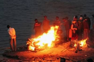 नातू डोंबिवलीत, मुलगा आफ्रिकेत, कोकणातील वृद्धेवर गावकऱ्यांकडून अंत्यसंस्कार, अस्थी विसर्जन आणि केशार्पणही