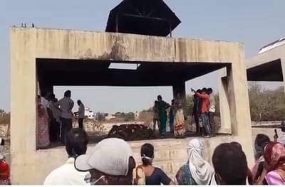 लॉकडाऊनमुळे तीन मुलं परराज्यात, सोलापुरात वृद्धेचा पतीला मुखाग्नी