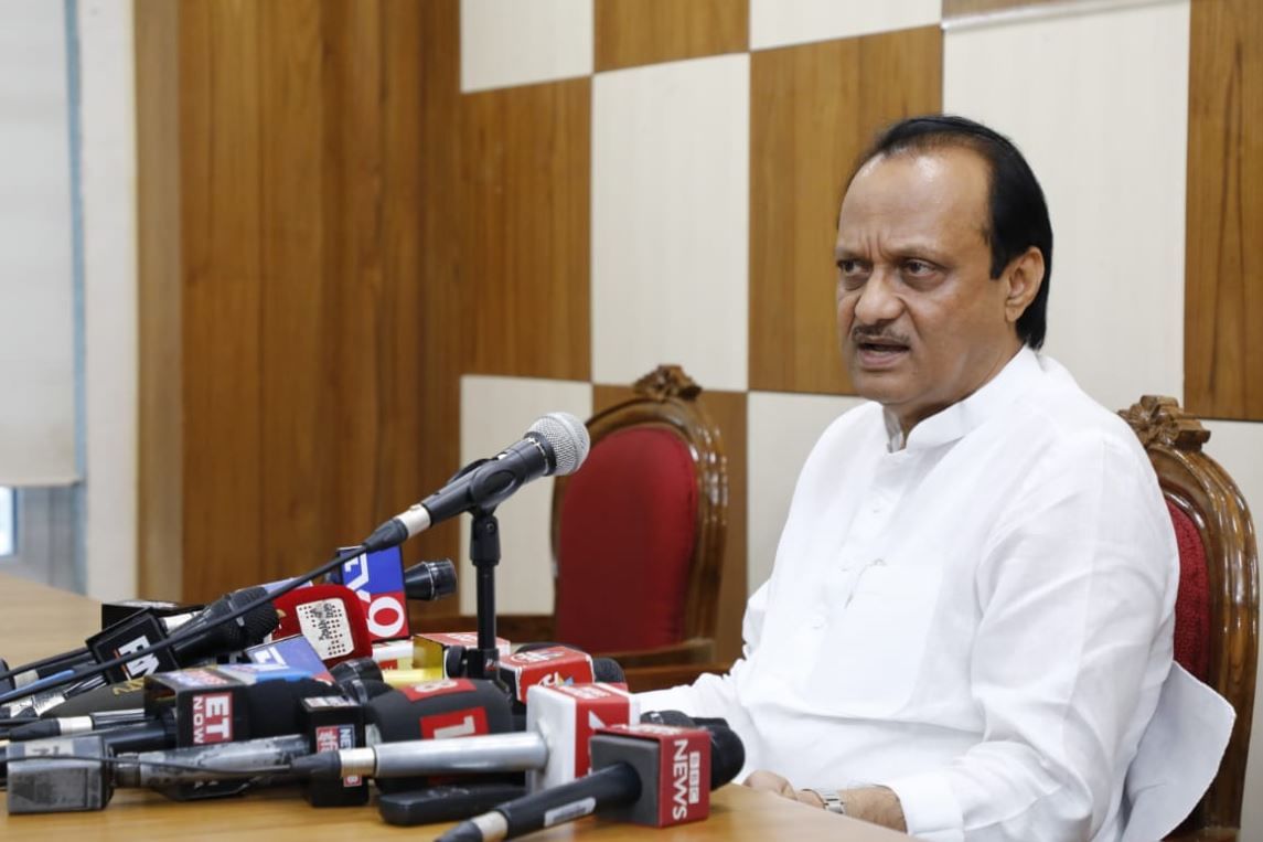 रेशन दुकानातील धान्य वाटपावर पालकमंत्र्यांनी व्यक्तीश: लक्ष घालावं, अजित पवारांच्या सूचना रेशन दुकानातील धान्य वाटपावर पालकमंत्र्यांनी व्यक्तीश: लक्ष घालावं, अजित पवारांच्या सूचना