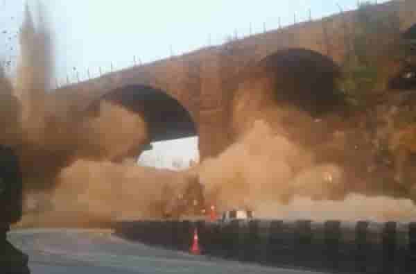 मुंबई-पुणे महामार्गावरील ब्रिटिशकालीन पूल स्फोटक लावून उडवला, क्षणात जमीनदोस्त होऊन इतिहासजमा