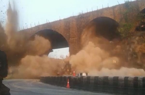 मुंबई-पुणे महामार्गावरील ब्रिटिशकालीन पूल स्फोटक लावून उडवला, क्षणात जमीनदोस्त होऊन इतिहासजमा