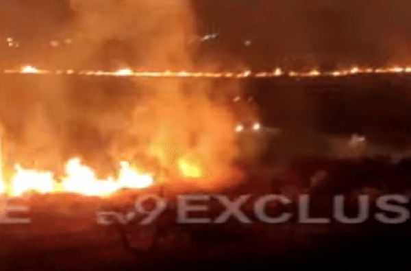 VIDEO : दिवे लावून फटाके फोडले, सोलापुरात  विमानतळ परिसरात भीषण आग