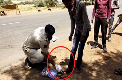 एक हजार किमी पायपीट, तरुणाच्या पायाच्या जखमा पाहून पोलीस भावूक, स्वत:च्या हाताने मलम लावला