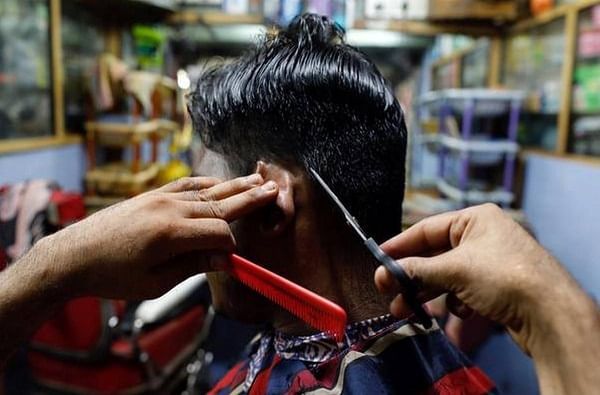 बीडच्या समाजकल्याण उपायुक्तांच्या हातात कात्री, माणुसकीची भावना जपत 64 मनोरुग्णांचे केसकर्तन