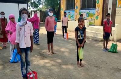 वर्ध्यात सामाजिक संस्था अन्न-धान्य घेऊन घरो-घरी पोहोचल्या, मात्र विद्यार्थी पोषण आहारापासून वंचित असल्याची ओरड