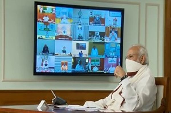 रुमालाचा मास्क लावून मोदी व्हिडीओ कॉन्फरन्सिंगला, उद्धव ठाकरे, केजरीवालही मास्कमध्ये रुमालाचा मास्क लावून मोदी व्हिडीओ कॉन्फरन्सिंगला, उद्धव ठाकरे, केजरीवालही मास्कमध्ये
