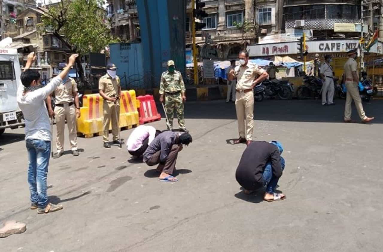 नहीं पहनोगे मास्क तो, मुर्गा बनकर करोगे नागिन डान्स, मुंबई पोलिसांचं मुर्गा अभियान