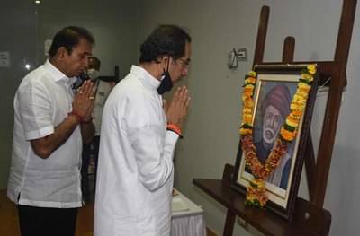 महात्मा फुले आणि सावित्रीबाईंच्या त्यागामुळेच राज्यात शिक्षण, आरोग्य आणि सामाजिक परिवर्तनाची नांदी : उद्धव ठाकरे