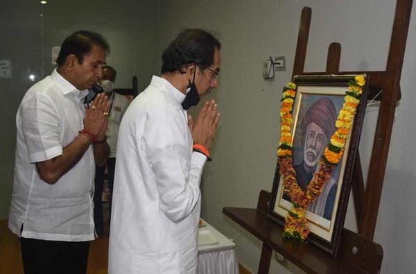 महात्मा फुले आणि सावित्रीबाईंच्या त्यागामुळेच राज्यात शिक्षण, आरोग्य आणि सामाजिक परिवर्तनाची नांदी : उद्धव ठाकरे