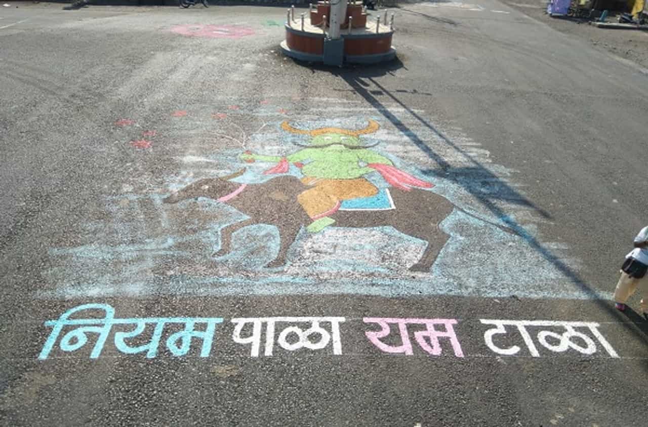 अंबाजोगाईच्या चित्रकाराची किमया, रस्त्यावर चित्र रेखाटून लॉकडाऊनविषयी अनोखी जनजागृती