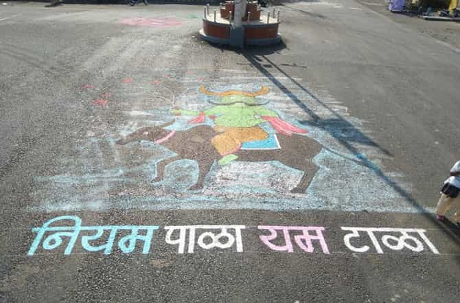 अंबाजोगाईच्या चित्रकाराची किमया, रस्त्यावर चित्र रेखाटून लॉकडाऊनविषयी अनोखी जनजागृती