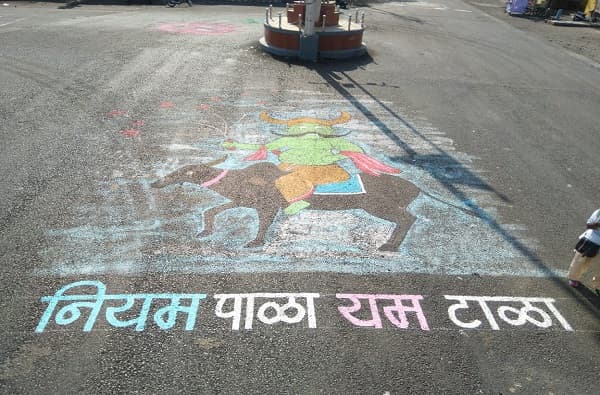 अंबाजोगाईच्या चित्रकाराची किमया, रस्त्यावर चित्र रेखाटून लॉकडाऊनविषयी अनोखी जनजागृती