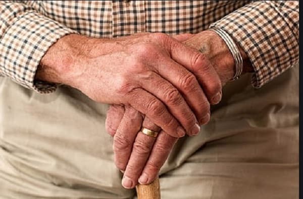 Parkinsons Day : कंपवाताच्या रुग्णांनी कोरोना प्रादुर्भावापासून बचावासाठी काय काळजी घ्यावी?