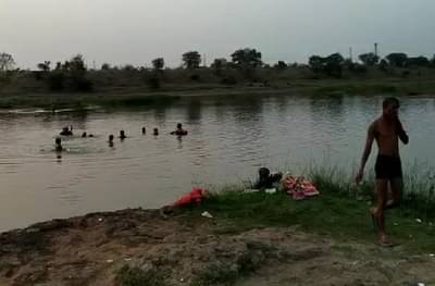 वर्ध्यात पोलिसांना पाहताच पोहणारे कपडे सोडून पळाले, गाड्या जप्त; 15 जणांवर कारवाई