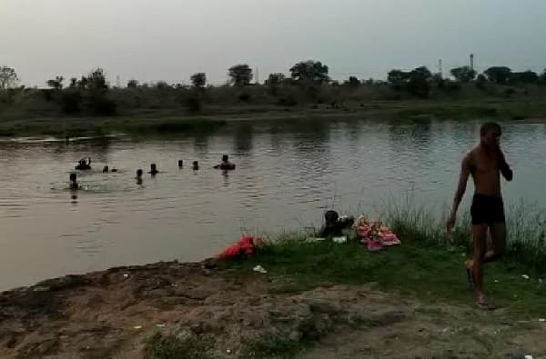 वर्ध्यात पोलिसांना पाहताच पोहणारे कपडे सोडून पळाले, गाड्या जप्त; 15 जणांवर कारवाई