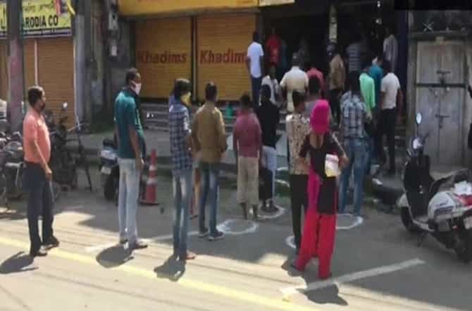 या राज्यांमध्ये मद्यविक्री पुन्हा सुरु, तळीरामांच्या रांगाही लागल्या