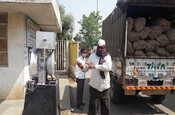 लासलगावात निर्जंतुकीकरणाची आयडिया, अत्तर फवारणी यंत्रातून सॅनिटायझरचा शिडकावा लासलगावात निर्जंतुकीकरणाची आयडिया, अत्तर फवारणी यंत्रातून सॅनिटायझरचा शिडकावा