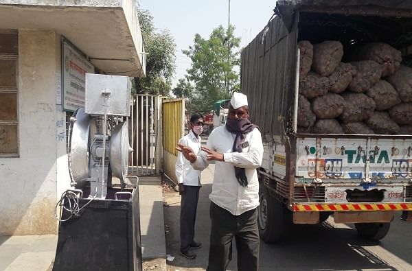 लासलगावात निर्जंतुकीकरणाची आयडिया, अत्तर फवारणी यंत्रातून सॅनिटायझरचा शिडकावा