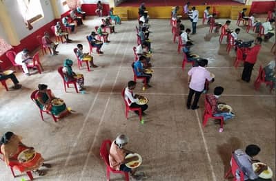 सोशल डिस्टन्सिंग राखून भोजन व्यवस्था, कणकवलीत कमळ थाळी सुरु