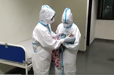 तीन महिन्यांच्या बाळाच्या आईला कोरोना, उपचार करणाऱ्या नर्स आईच्या भूमिकेत