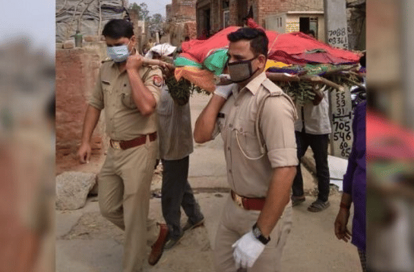लॉकडाऊदरम्यान अनाथ महिलेवर पोलिसांकडून अंत्यसंस्कार, फोटो पाहून अनेकजण भावूक
