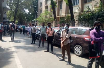 मुंबई मनपात डॉक्टर, नर्स, वॉर्डबॉय भरती सुरु, मुलाखतीसाठी लांबच लांब रांगा