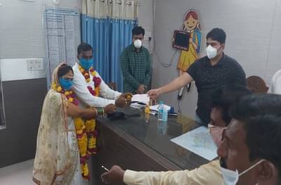 जळगावात फेसबुक लाईव्हवर लग्न, नवदाम्पत्याकडून मुख्यमंत्री सहाय्यता निधीला 25 हजार