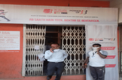 पुण्याहून यवतमाळ येथे पायी निघालेल्या महिलेची नगरजवळ ATM च्या आडोशाला प्रसुती