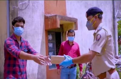 हिरमुसलेल्या तरुणाला नागपूर पोलिसांचं सरप्राईज, बर्थडे केक घरपोच