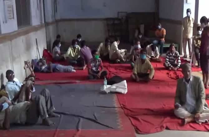 घरापासून दूर, आर्थिक कुचंबणा, कोरोनाची भीती, मानसिक व्याधींना तोंड देणाऱ्या 47 हजार मजुरांचं समुपदेशन