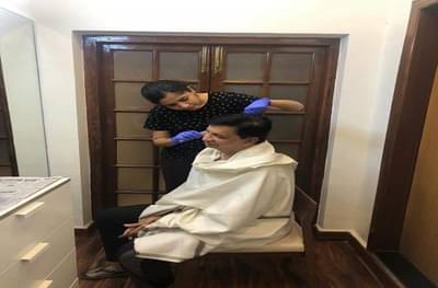 कॅन्सरतज्ज्ञ मुलगी केशकर्तनकाराच्या भूमिकेत, लेकीने महसूलमंत्र्यांचे केस घरीच कापले!