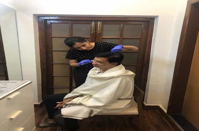 कॅन्सरतज्ज्ञ मुलगी केशकर्तनकाराच्या भूमिकेत, लेकीने महसूलमंत्र्यांचे केस घरीच कापले!