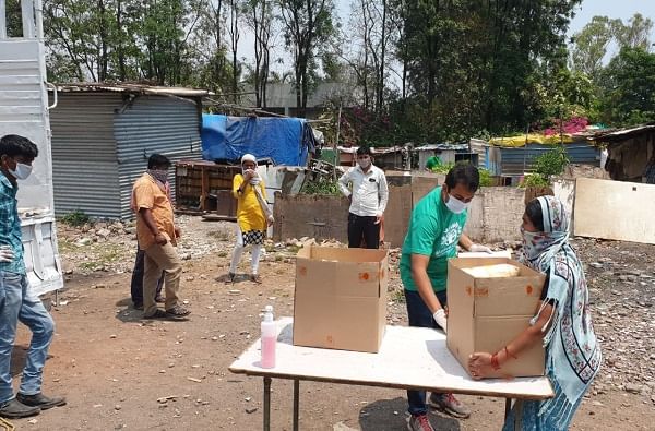 कोरोनाविरुद्धच्या लढ्यात 'मदतीचा आणि प्रेमाचा गुणाकार', पुण्यात इंजिनिअर-डॉक्टर तरुणांकडून 'रिलीफ पुणे' मोहिम कोरोनाविरुद्धच्या लढ्यात 'मदतीचा आणि प्रेमाचा गुणाकार', पुण्यात इंजिनिअर-डॉक्टर तरुणांकडून 'रिलीफ पुणे' मोहिम