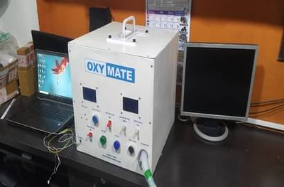 पुण्यातील तीन इंजिनिअर मित्रांची कमाल, बॅटरीवरील व्हेंटिलेटर बनवलं, मुख्यमंत्र्यांनी परवानगी दिल्याचा दावा