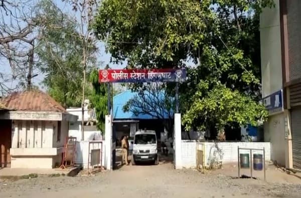 वर्ध्यात भांडण सोडवायला गेलेल्या पोलीस शिपायाला जबर मारहाण, माजी आमदारासह दोन पुत्रांवर गुन्हा