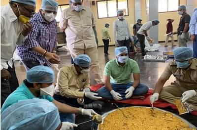 तेलंगणा-महाराष्ट्र सीमेवरील धर्माबादमध्ये गावकऱ्यांचे किचन, 21 हजार गरजूंना रोज घरपोच जेवण