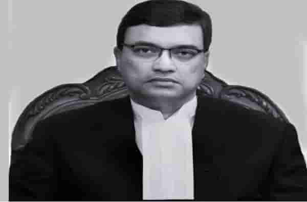 न्यायमूर्ती दत्ता ड्रायव्हिंग सीटवर, शपथविधीसाठी कोलकाता-मुंबई दोन हजार किमी कारने प्रवास