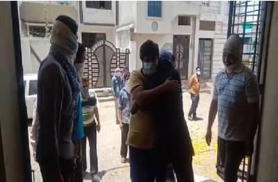 कोरोनामुक्त झालेल्या रुग्णाला नातेवाईकांकडून जादू की झप्पी, उत्साहाच्या भरात नियमांचे तीन तेरा