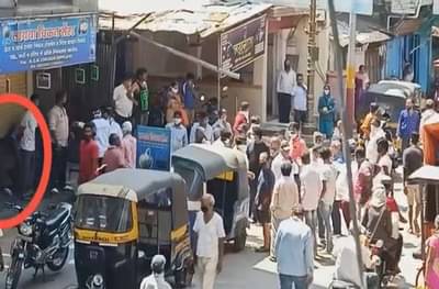 पुण्यात चिकनसाठी गर्दी, जिभेचे चोचले पुरवण्यासाठी सोशल डिस्टन्सिंग पायदळी