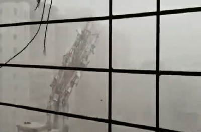 पुण्यात जोरदार वाऱ्यासह तुफान पाऊस, मोबाईल टॉवर कोसळला