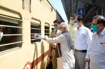 नाशिक प्रशासनाने करुन दाखवलं, मजुरांना घेऊन दोन ट्रेन रवाना, एका डब्ब्यात 54 प्रवासी