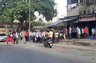 मुंबईत मेडिकल सर्टिफिकेटसाठी मजुरांची रांग, घरी जाण्यासाठी कागदांची जुळवाजुळव