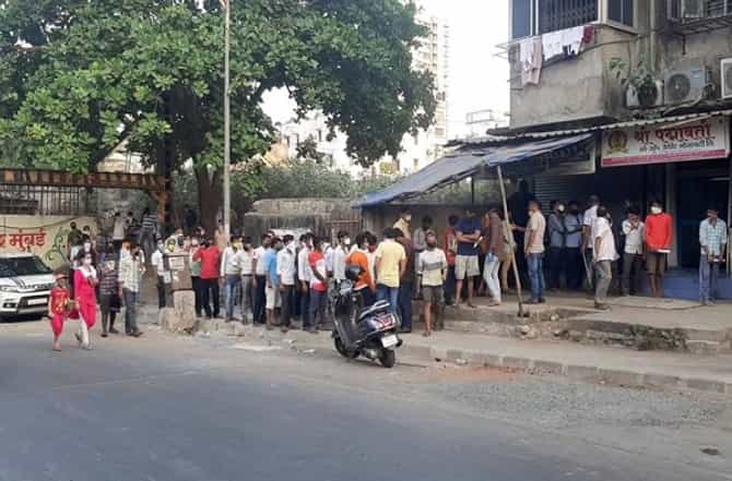 मुंबईत मेडिकल सर्टिफिकेटसाठी मजुरांची रांग, घरी जाण्यासाठी कागदांची जुळवाजुळव