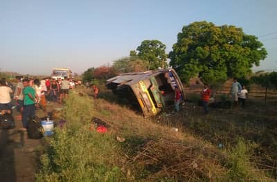 सूरतहून निघालेली मजुरांची बस वर्ध्यात उलटली, तिघे जखमी
