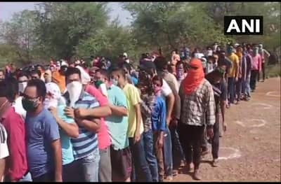 Liquor Shop | तळीरामांचा बांध फुटला, एकमेकांना चिकटून रांगा, दारुच्या मज्जेसाठी सोशल डिस्टन्सिंगचा फज्जा