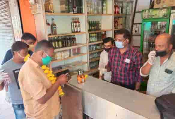 बेळगावात ग्राहक देवो भव:, दारुच्या दुकानात हार घालून पहिल्या ग्राहकाचं स्वागत