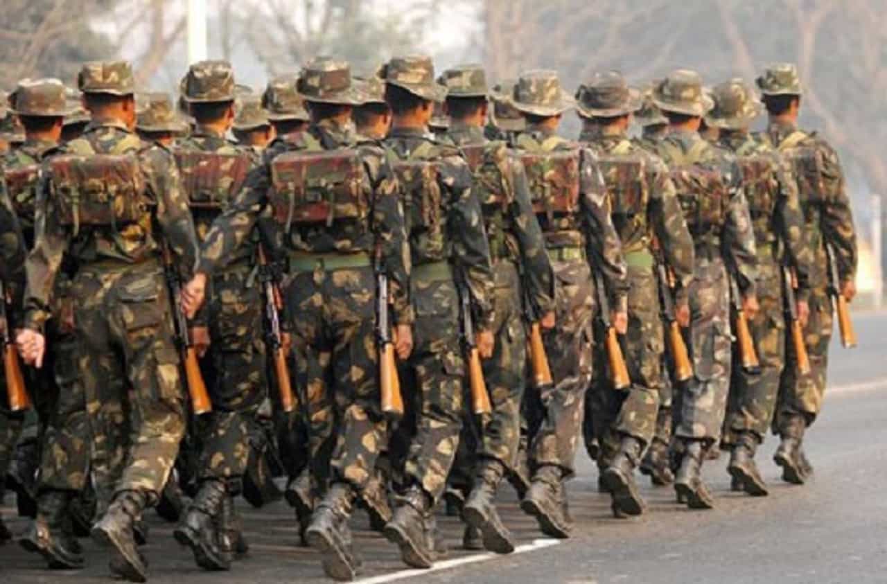 आम्ही सैनिक, देशसेवा आमच्या रक्तात, कोरोनाविरुद्धच्या लढ्यात निवृत्त लष्करी जवानांसह होमगार्डही रस्त्यावर