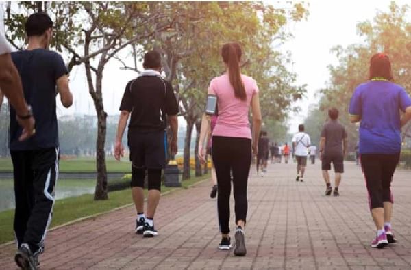 Amazing Benefits Of Walking : रात्री जेवणानंतर चालणे आरोग्यासाठी लाभ, जाणून घ्या काय काय आहेत फायदे